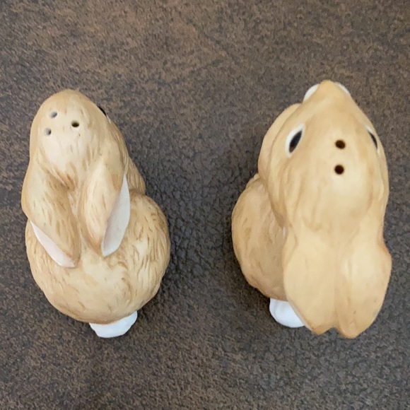 BUNNY SALT AND PEPPER SHAKERS 1.5”x2.5” 1.5”x1.75” - Picture 3 of 3
